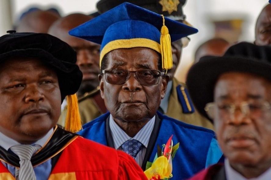 Tổng thống Robert Mugabe dự lễ tốt nghiệp của Đại học Mở Harare trong bối cảnh ông sắp bị luận tội. Ảnh: AP