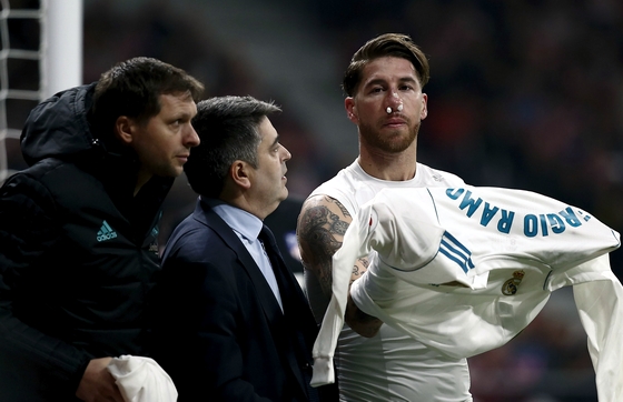 Ramos bị vỡ mũi trong trận derby Madrid