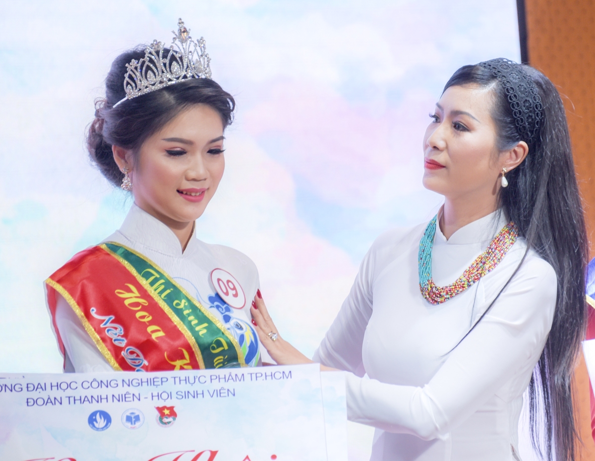 Á hậu Trịnh Kim Chi diện áo dài duyên dáng đi chấm thi