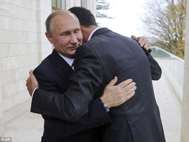 Tổng thống Putin dành cho người đồng cấp Assad cái ôm nồng nhiệt