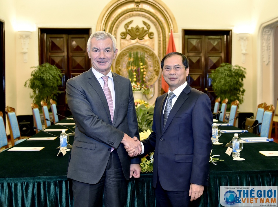 Thứ trưởng thường trực Bộ Ngoại giao Bùi Thanh Sơn và Tổng Thư ký Bộ Ngoại giao và châu Âu Bỉ Dirk Achten. (Ảnh: TG&VN)
