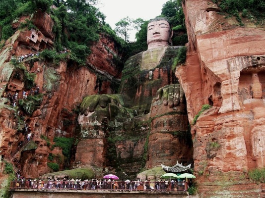 Núi Lạc Sơn Đại Phật – tượng Phật ngồi cao 71m, lớn nhất thế giới được tạc vào vách núi Thế Loan từ đời nhà Đường, du thuyền ngắm toàn cảnh tượng. @Onetour