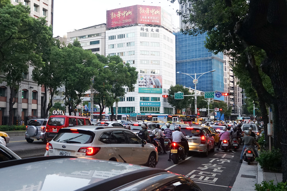 Hiện tượng ùn trên phố không phải không xảy ra, nhưng tiếng còi là thứ gần như tuyệt chủng trên đường phố Đài Loan.