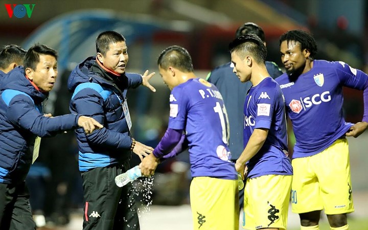 Thầy trò Chu Đình Nghiêm đành chấp nhận hòa 4-4 với Than Quảng Ninh và hai tay dâng chức vô địch cho Quảng Nam, đội bóng đã thắng TP HCM 3-1. 