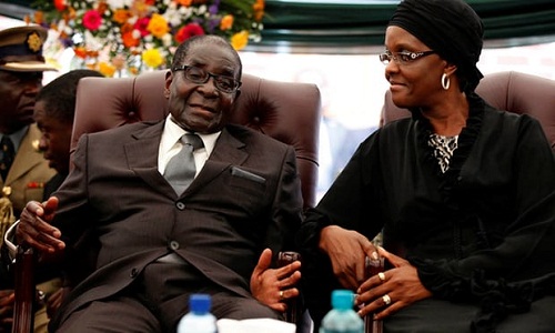 Cựu tổng thống Zimbabwe và vợ trước khi xảy ra binh biến. Ảnh: Reuters.