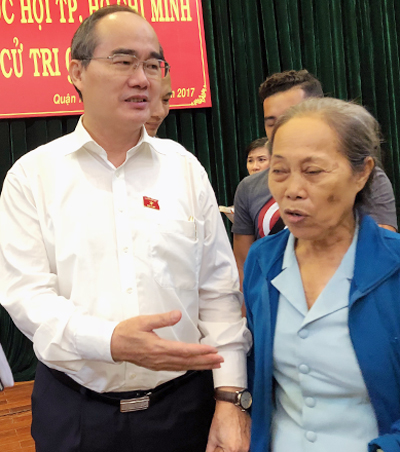 Bí thư Thành ủy TP HCM Nguyễn Thiện Nhân trao đổi với cử tri quận 7. Ảnh: Tuyết Nguyễn.