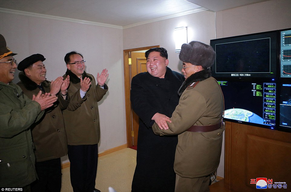 Chủ tịch Triều Tiên Kim Jong Un ăn mừng với các tướng lĩnh cấp cao sau khi tên lửa của họ rơi xuống biển Nhật Bản