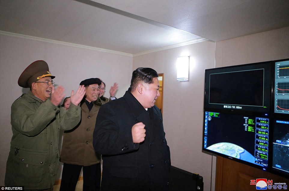 Ông Kim Jong Un phấn khích trước vụ thử tên lửa thành công