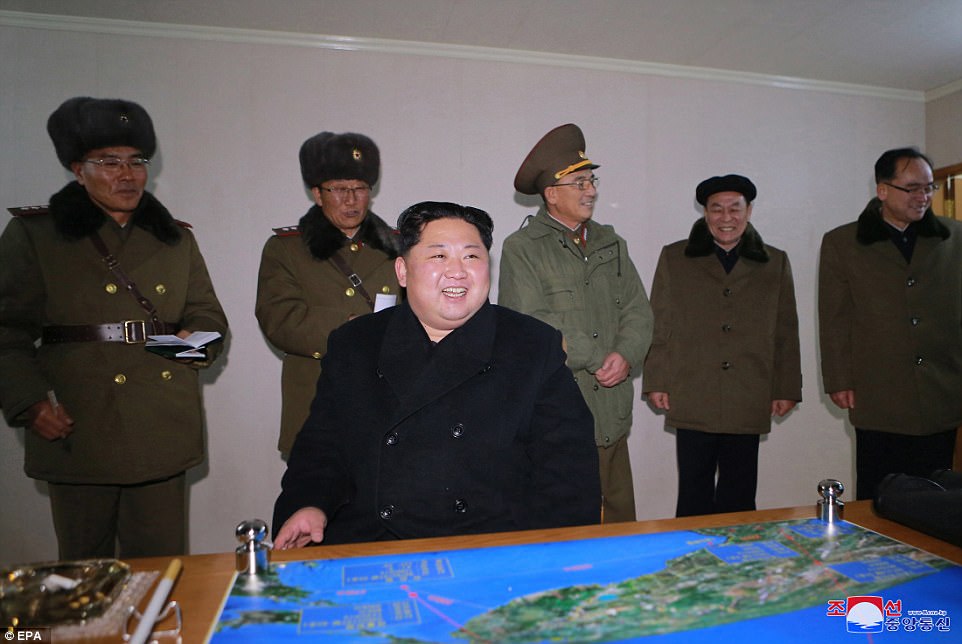 Ông Kim Jong Un có vẻ mãn nguyện sau khi phát đi được một thông điệp sắc lạnh nhằm thẳng vào Mỹ