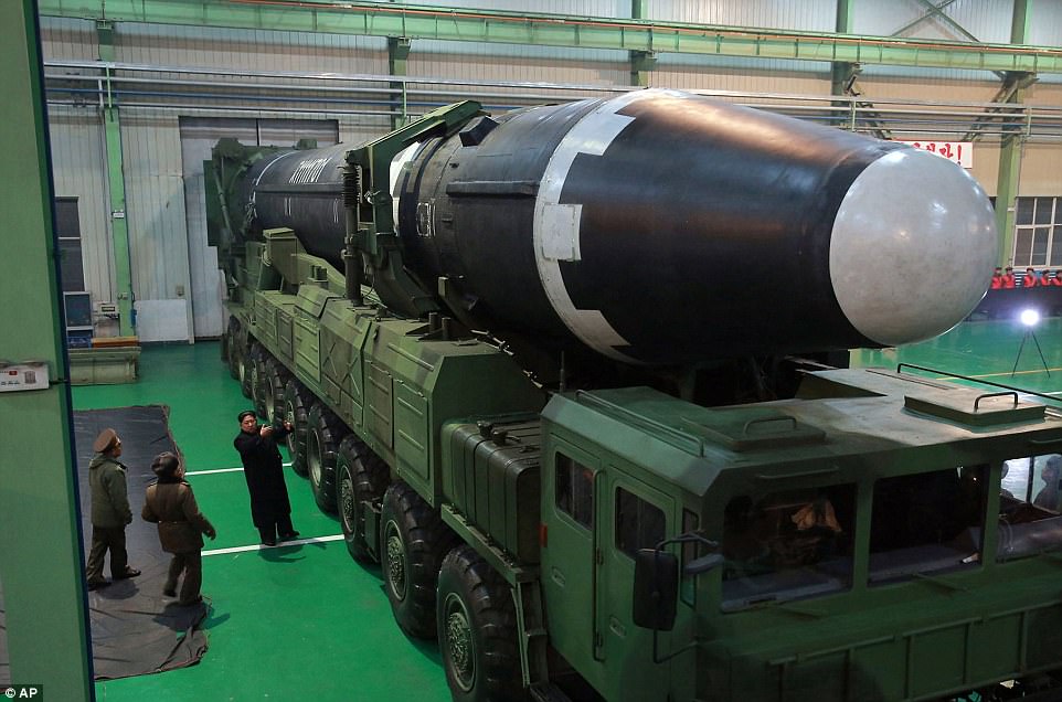 Hình ảnh Chủ tịch Kim Jong Un thị sát tên lửa trước giờ thực hiện vụ phóng