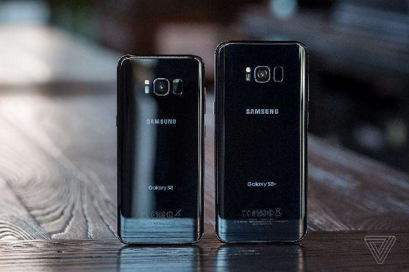 Samsung Galaxy S8 ra mắt với giá 750 USD và S8 Plus ở mức 850 USD. Tuy nhiên, mức giá này đã thay đổi ít nhiều kế từ lúc Note 8 được phát hành ra thị trường. Theo đánh giá về hiệu suất, Galaxy S8 Plus đạt 9,6 điểm.