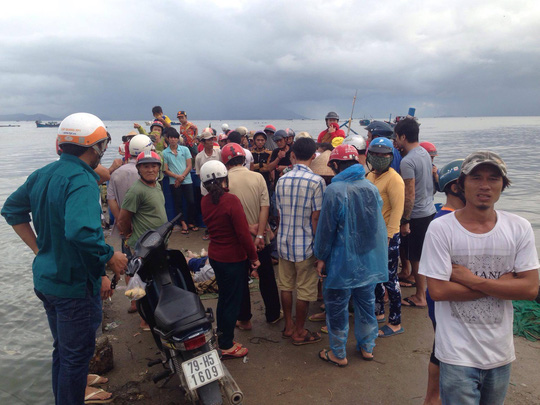 Một nạn nhân chết trên biển ở Vạn Ninh được đưa vào bờ chiều 6-11