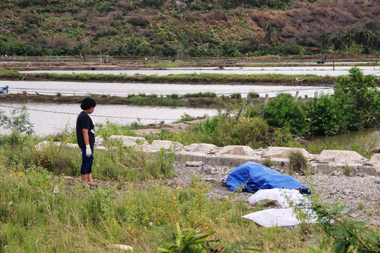 Người dân vớt thi thể của người đàn ông ở thôn Phú Hữu, sát quốc lộ 1 vào trưa 6-11