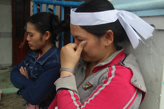 Chị Nguyễn Thị Bích, khóc thương con gái và bà nội bị tường sập đè chết trong đêm 3-11 ở xã Ninh Ích, thị xã Ninh Hòa