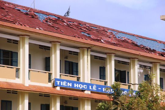 Trường học tan nát sau bão số 12