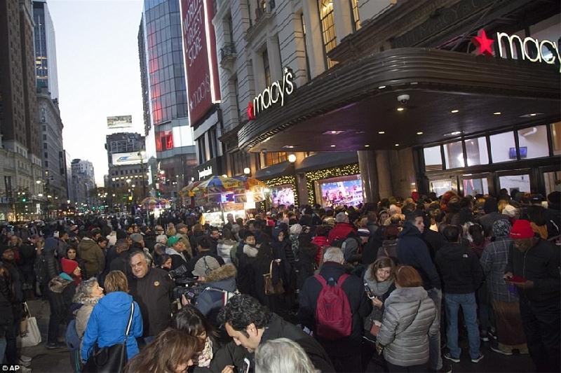 Quảng trường Herald của Macy's ở Manhattan chứng kiến một lượng khổng lồ người xếp hàng ngoài cửa để chờ mua những thứ đồ sale off mạnh như bộ dụng cụ mỹ phẩm và nước hoa có giá chỉ từ 10 đến 20USD. Macy’s cũng là nơi cung cấp 40% lượng giày dép cho thị trường Mỹ. (Ảnh: AP)