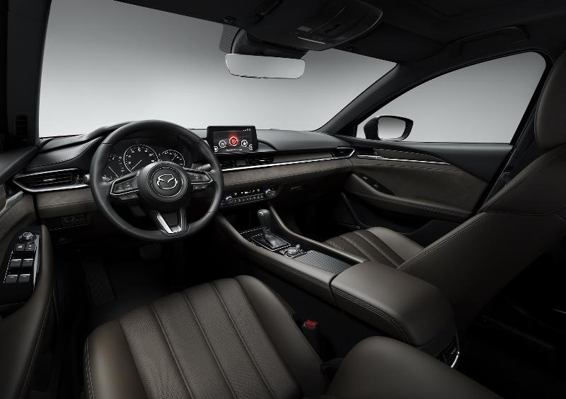 Nội thất của Mazda6 2018 được làm mới toàn diện.
