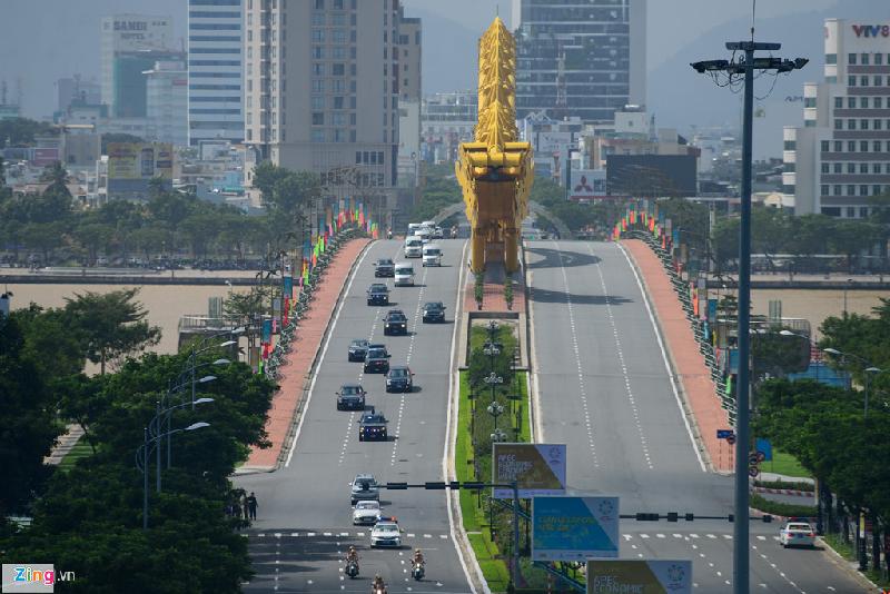 Đoàn xe của tổng thống Mỹ di chuyển trên đường phố Đà Nẵng. 