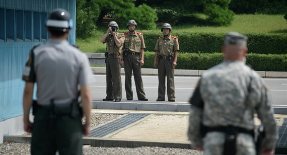 Binh sĩ Triều Tiên tại khu phi quân sự, nhìn từ phía Hàn Quốc. Ảnh: Reuters. 