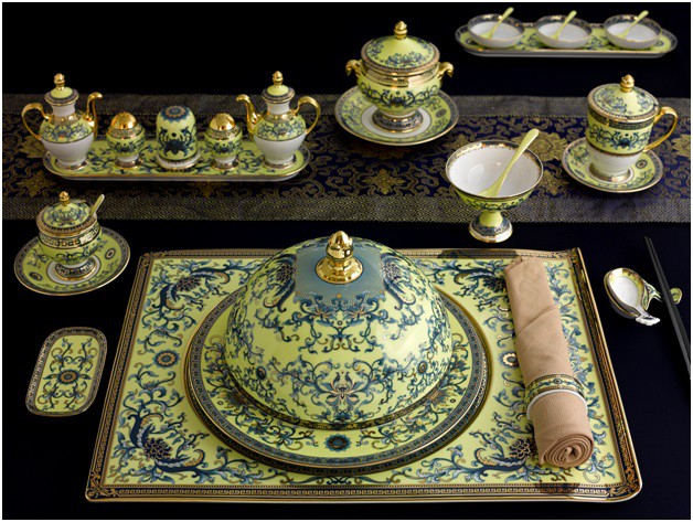 Bộ trà hoàng gia là một nét công phu mới của các nghệ nhân gốm sứ Minh Long. Sử dụng họa tiết hoa sen nền nã trên nền men vàng quý tộc, trang nhã, là một trong những thiết kế cao cấp, thuộc dãy sản phẩm quyền quý nhất của nhà sản xuất.