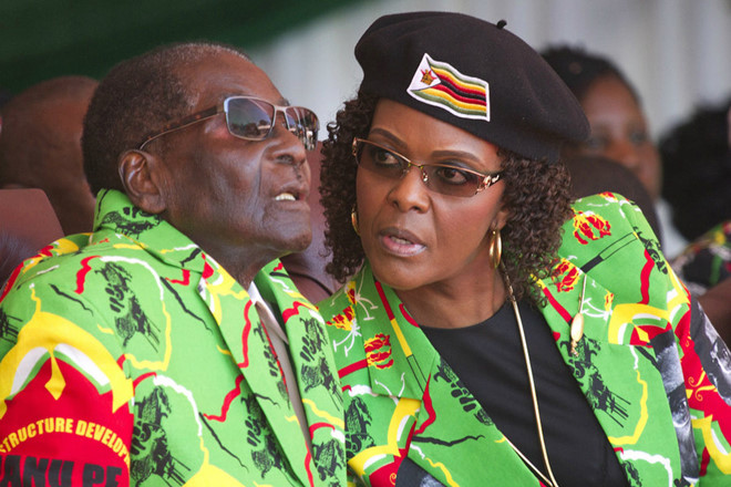 Đất nước này nổi tiếng bởi nạn lạm phát, và gần đây nhất là vụ Tổng thống Robert Mugabe bị ép từ chức sau 37 năm cầm quyền. Robert Mugabe là lãnh đạo của Zimbabwe kể từ khi nước này thành lập năm 1980, ông mới bị lật đổ cách đây ít ngày. Ông và vợ của ông, Grace Mugabe, có cuộc sống vô cùng xa hoa, bất chấp tình cảnh cùng cực của đất nước. 