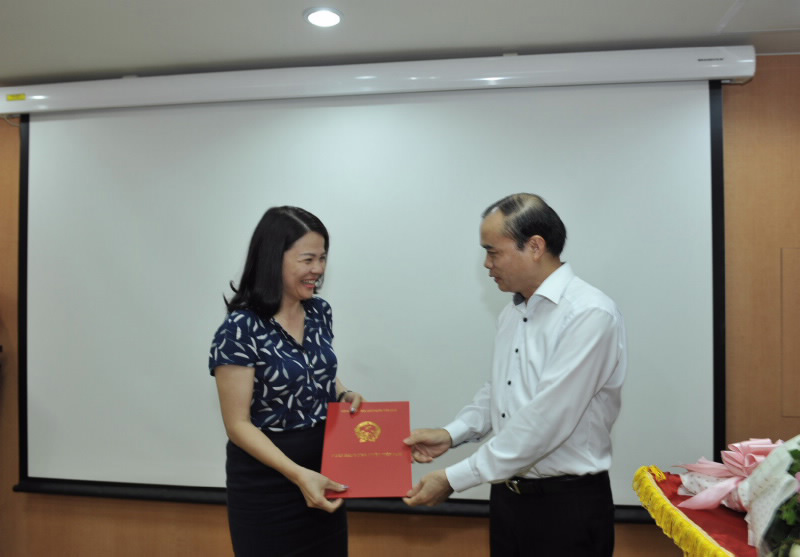 Phó Thống đốc Nguyễn Đồng Tiến trao Quyết định cho bà Nguyễn Thị Thảo. Ảnh: Ngân hàng Nhà nước