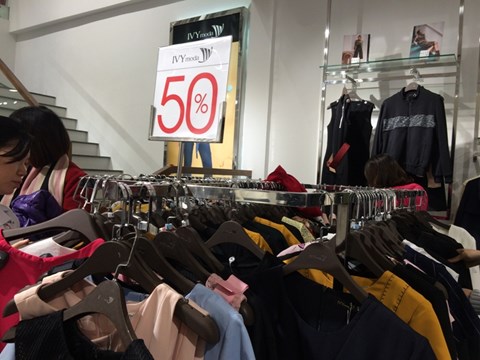 Tại cửa hàng Ivy moda, đa số các mặt hàng được giảm giá 50%