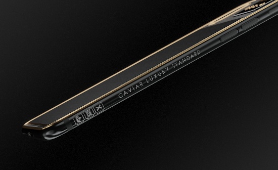 Caviar đã đặt tấm pin năng lượng mặt trời vào mặt kính của iPhone X, đồng thời trang trí các rãnh bằng vàng 24K dọc theo toàn bộ lưng và viền bao quanh camera ở mặt sau. 