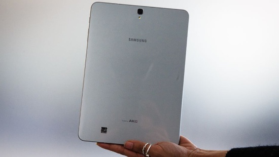 Samsung Galaxy Tab S3 là chiếc table đầu tiên của Samsung đi kèm hệ thống 4 loa âm thanh vòm từ AKG nhằm tối ưu hóa khả năng giải trí. Ngoài ra thiết bị còn hỗ trợ khe cắm thẻ nhớ mở rộng microSD và khe SIM hỗ trợ kết nối 4G.