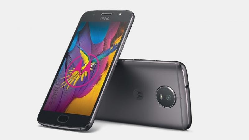 Moto G5S (giá khoảng 7,2 triệu đồng): Với màn hình 5,2 inch, thời lượng pin 19 giờ đàm thoại, camera 16MP và Sim kép, G5S được đưa vào danh sách smartphone Android tốt nhất với những ưu điểm như vậy.  Moto G5S được nâng cấp từ phiên bản tiền nhiệm Moto 5G với màn hình lớn hơn, RAM 3GB và bộ nhớ trong 32GB. Thiết kế bên ngoài của G5S hoàn toàn bằng nhôm, máy chạy trên hệ điều hành Android 7.0, kèm theo công nghệ bảo mật vân tay và công nghệ kết nối trường gần NFC để sử dụng cho việc thanh toán các ứng dụng như Android Pay. Mặc dù vậy, điểm trừ của G5S là bộ xử lý yếu và bộ nhớ hạn chế.