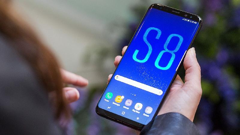 Samsung Galaxy S8 (giá khoảng 18,7 triệu đồng): là phiên bản smartphone cao cấp có thiết kế đẹp với các cạnh màn hình được bo tròn và màn hình 5,8 inch tràn ra sát mép viền, S8 vẫn còn sở hữu jack cắm tai nghe và khả năng chống nước, chống bụi cực tốt. Galaxy S8 còn có những ưu điểm khác nữa là máy quét vân tay đạt tiêu chuẩn, bên cạnh công nghệ nhận dạng mống mắt và khuôn mặt. Tuy nhiên, đây là smartphone có giá bán khá cao, thời gian đàm thoại không dài chỉ 20 giờ và nếu lỡ đánh rơi thì khả năng vỡ màn hình là rất lớn, cùng với đó thiếu kiểm soát bằng giọng nói của trợ lý ảo Bixby.