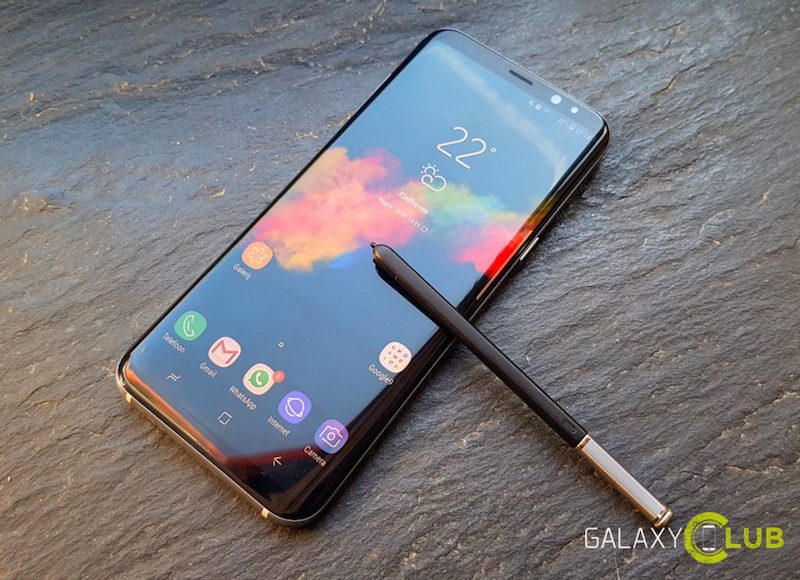 Samsung Galaxy Note 8 (giá khoảng 25 triệu đồng): Được cho mà có thiết kế tuyệt đẹp, khỏe khoắn, màn hình sắc nét, camera cho chất lượng ảnh rực rỡ, nhưng Note 8 có giá bán khá cao và nhiều người vẫn nghi ngờ về giá trị thực sự của chiếc bút chuyên dụng S-Pen. Mặc dù vậy, đây vẫn là một thiết bị tốt với màn hình hiển thị lớn 6,3 inch, thời lượng pin cả ngày, RAM 6GB và trợ lý ảo Bixby.