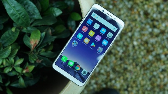 Màn hình Full HD +: Màn hình chính là một trong những tính năng nổi bật nhất trên Oppo F5, thiết bị sở hữu màn hình 6 inch với phần viền rất mỏng, sử dụng tỷ lệ 18:9 giống với nhiều điện thoại cao cấp hiện nay như Galaxy Note 8, Galaxy S8/S8+ hay LG G6. 