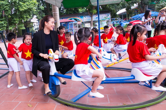 Phạm Hương đã cùng chơi đùa, tham gia hoạt động ngoài trời cùng các em nhỏ. Sự thân thiện, cởi mở của Phạm Hương tại trường đã tạo được nhiều thiện cảm cho mọi người.