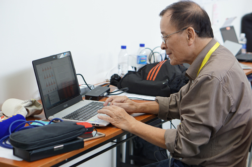 Phóng viên Nguyễn Văn Vinh tại khoang làm việc của hãng tin AP trong Trung tâm Báo chí Quốc tế, APEC 2017, Đà Nẵng. Ảnh: An.