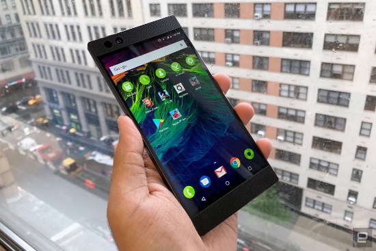 Hướng tới phân khúc giải trí cao cấp nên Razer Phone cũng sẽ đi kèm cấu hình phần cứng tốt nhất trên Android hiện nay. Bên trong của thiết bị là vi xử lý Snapdragon 835, đồ họa Adreno 540, bộ nhớ trong 64GB và được hỗ trợ bởi bộ nhớ RAM lên tới 8GB.