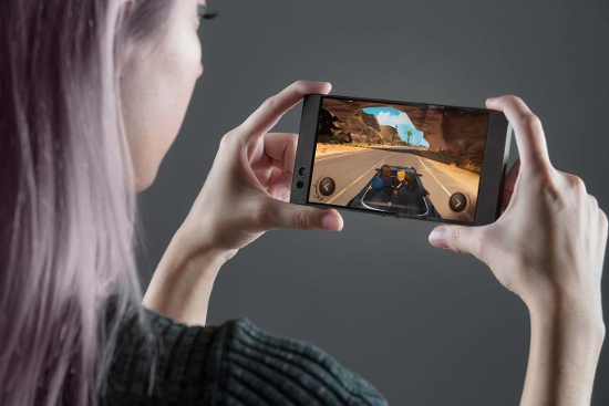 Razer còn cho biết thêm, khả năng tản nhiệt của Razer Phone là tốt hơn so với các loại smartphone khác như Galaxy S8 Plus, đây sẽ là yếu tố quan trọng giúp các game thủ chơi game liên tục, thoải mái mà không cảm thấy khó chịu.