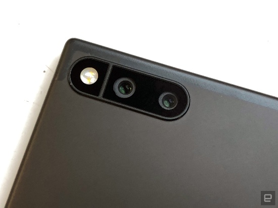 Tương tự các mẫu smartphone cao cấp hiện nay, Razer Phone cũng đi kèm cụm camera kép ở mặt sau, cả hai camera đều có độ phân giải 12 megapixel. Trong đó một camera chính có khẩu độ f/1.7, trong khi camera còn lại có khẩu độ f/2.6 hỗ trợ zoom quang và cả hai camera đều hỗ trợ lấy nét tự động.