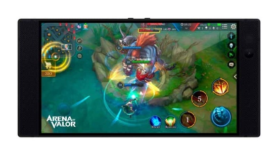 Nhấn mạnh vào khả năng chơi game nên Razer cũng đã làm việc với một số hãng sản xuất trò chơi để có được một số trò chơi được tối ưu hóa đặc biệt cho Razer Phone trong đó bao gồm: Arena of Valor, Gear Club và Final Fantasy XV.