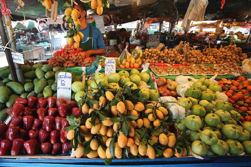 Tại các siêu thị, cửa hàng thậm chí ngay tại các chợ truyền thống, “chợ mạng”, rau quả Thái Lan được bày bán tràn lan.