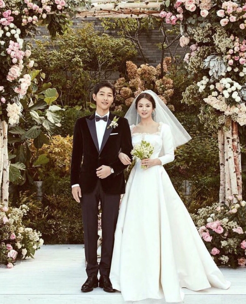 Song Hye Kyo đăng ảnh đám cưới và gửi lời cám ơn tới mọi người vì đã dành cho cô và Song Joong Ki sự quan tâm, tình cảm chân thành