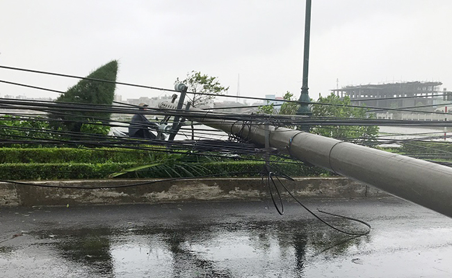 Cột điện bị quật đổ nằm ngổn ngang trên đường phố Nha Trang.