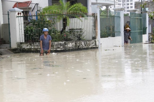 Nhiều khu dân cư ven sông Ba đã bị ngập nước do mưa bão và nhà máy Thủy điện Sông Ba Hạ sẽ tăng lưu lượng xả.