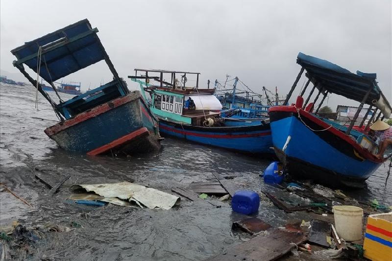 Hàng nghìn tàu đánh cá của ngư dân Khánh Hòa đã bị sóng lớn đánh chìm, hoặc hư hỏng.