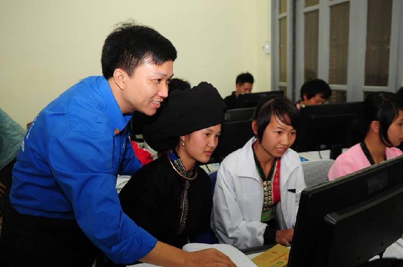Đoàn viên Thanh niên VNPT phổ cập tin học và Internet cho các em học sinh trường THPT Sìn Hồ, Lai Châu.
