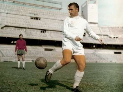 Ferenc Puskas (Real Madrid): Ông là sát thủ hàng đầu của thế giới bóng đá khi ghi đến 622 bàn sau 629 trận. Trong các trận El Clasico, Puskas ghi được 14 bàn và là người phá vỡ kỉ lục ghi 40 bàn ở ba mùa giải liên tiếp (1959-1962).