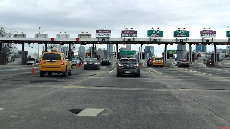 10. Đường cao tốc New Jersey  Chi phí mỗi dặm: 11,4 cent (1.618 đ/km):  Tuyến đường cao tốc dài 112 dặm này là một trong những tuyến đường thu phí nổi tiếng nhất tại Mỹ. Bạn sẽ phải chi 11,4 cent cho mỗi dặm. Để đi hết đoạn đường, số tiền phải trả là 13,9 USD.