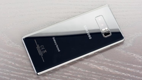 Camera kép ở mặt sau trên Galaxy Note 8 đều có độ phân giải 12MP và Samsung tuyên bố đây là hệ thống camera kép đầu tiên trên thế giới hỗ trợ chống rung quang học (OIS) trên cả hai ống kính. 