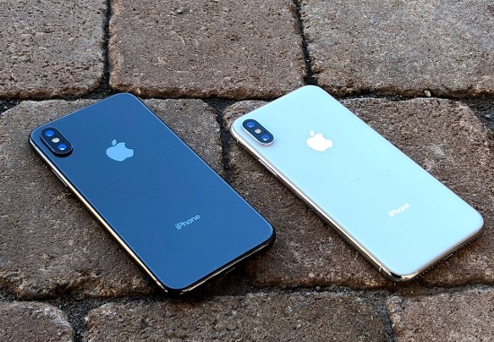 iPhone X: Chiếc iPhone mới của Apple không chỉ nổi bật với hệ thống camera kép cải tiến, tuy nhiên đây là một trong những tính năng được người dùng quan tâm nhất. iPhone X sở hữu cụm camera kép có cùng độ phân giải 12MP và cả hai camera đều hỗ trợ công nghệ chống rung quang học OIS, tương tự như Galaxy Note 8. 