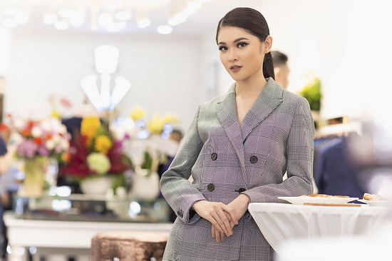 Bộ vest phom dáng rộng do stylist Mạch Huy lựa chọn nằm trong loạt xu hướng mới nhất của thời trang Xuân Hè 2018 tại các kinh đô thời trang thế giới. 